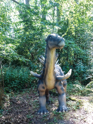 Ein Dinosauriermodell im Dinosaurierpark auf Rügen.