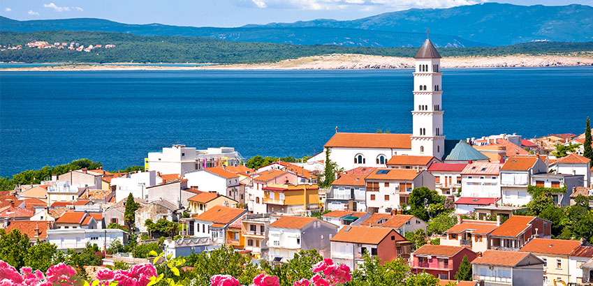 Blick auf die Küstenstadt Crikvenica entlang der adriatischen Küstenstraße.