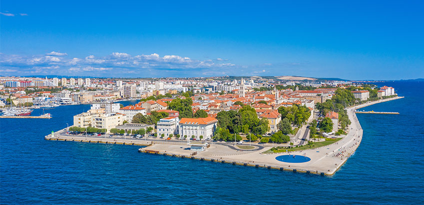 Blick auf den Hafen der Altstadt von Zadar.