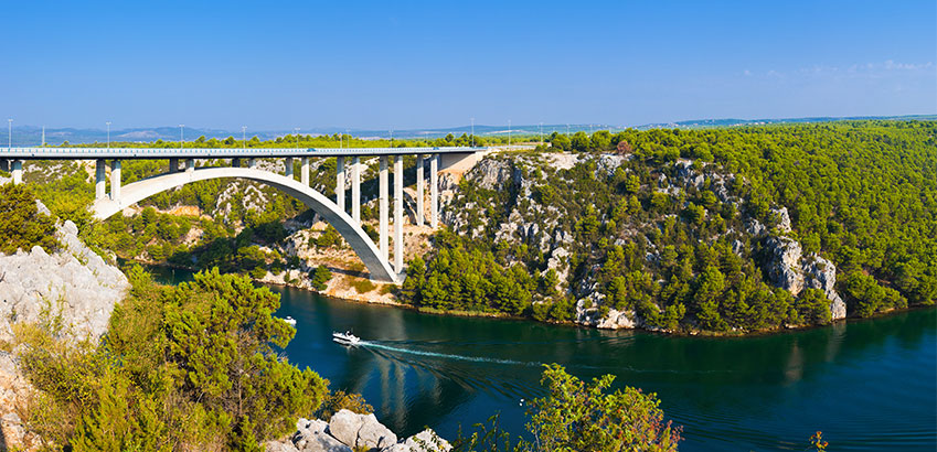 Adria Küstenstraße in Kroatien - Brücke über Krka Fluss.