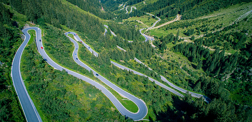 Die schönsten Alpenpässe mit dem Auto- Serpentinen der Silvretta Hochalpenstraße in Tirol.