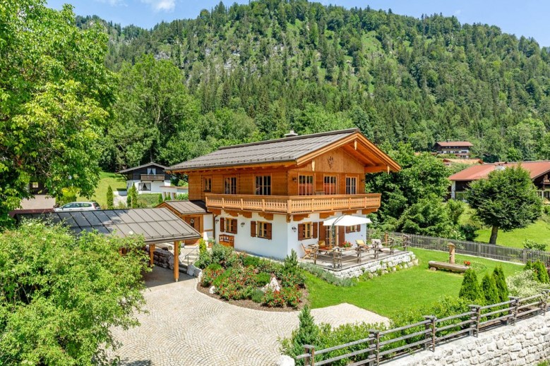 Chalet unter weiß-blauem Himmel