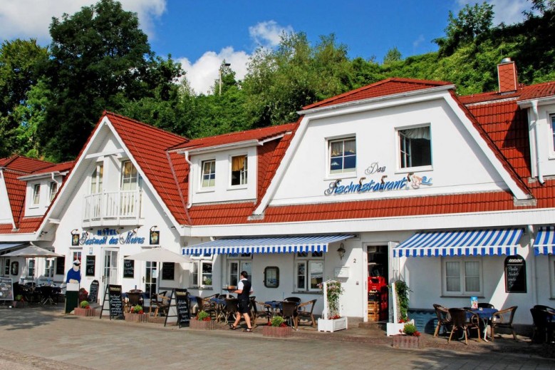 DEB 028 Hotel am Hafen mit Meerblick