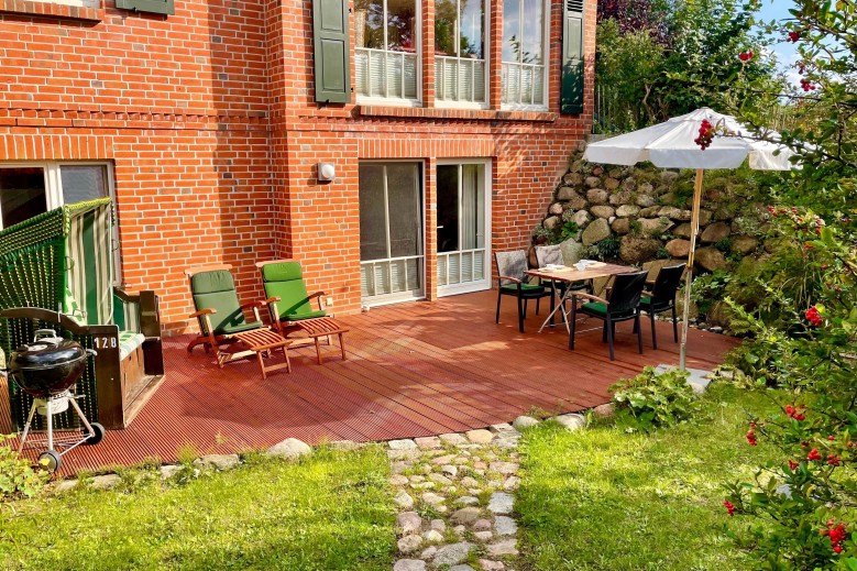 Ein Steinwurf zum Ostseestrand: Ferienwohnung Martha mit Terrasse