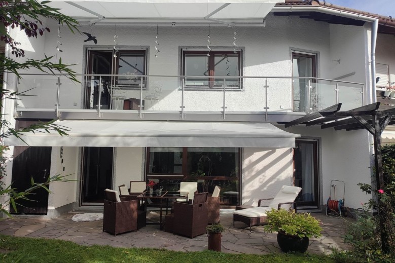 Elegant terraced house, with bikes near the lake, children at least 6