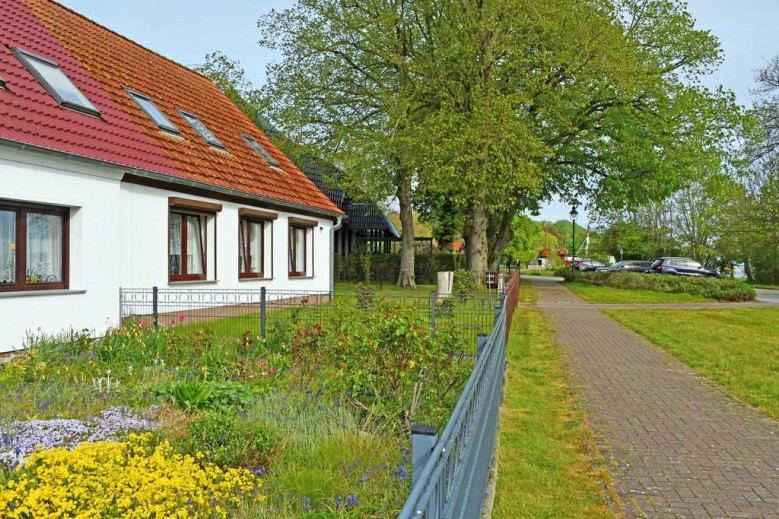 Ferienwohnung mit Sitzecke im Garten am Bodden in