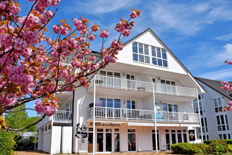 Fewo mit Balkon und Strandkorb am Strand