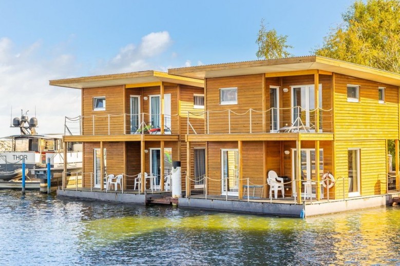 FLOATING HOUSES - 