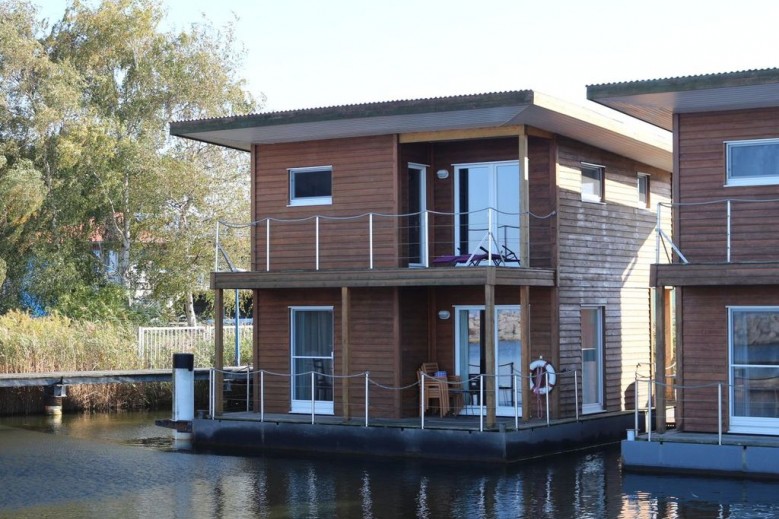 FLOATING HOUSES - 