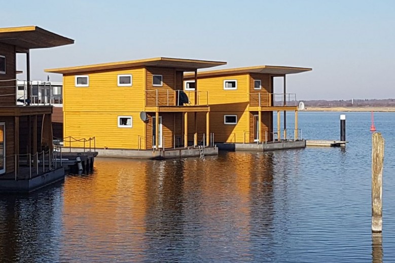 FLOATING HOUSES - 