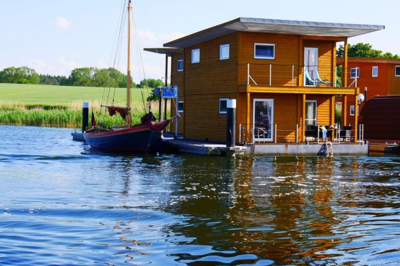 FLOATING HOUSES - 