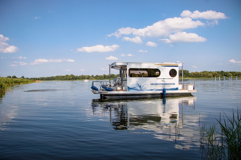 Hausboot als Festlieger im Hafen „Auszeit am Seeufer“