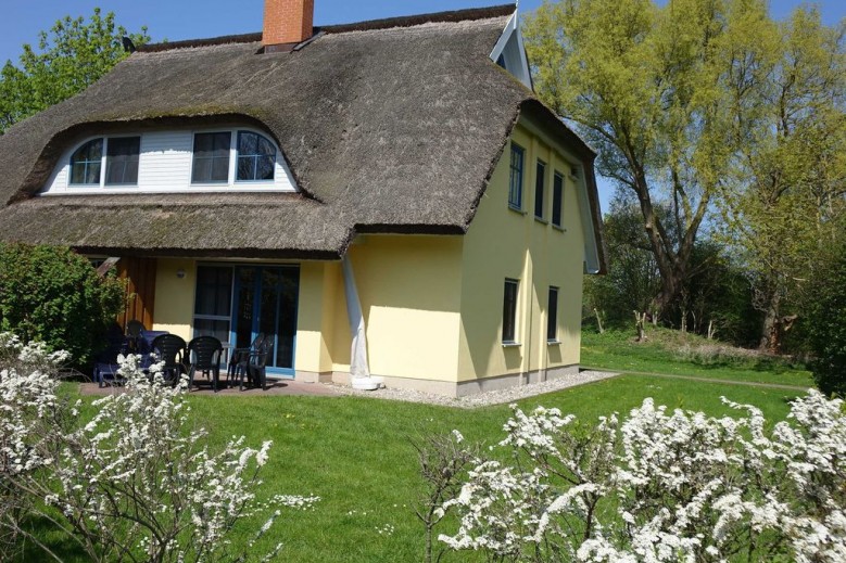 Idyllisches Reetdachhaus Weißdorn 1 mit Sauna und