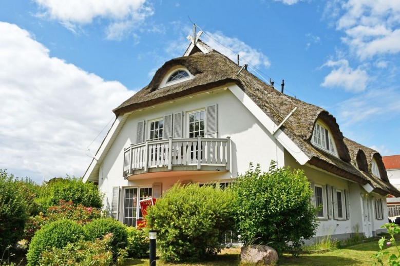 Landhaus mit Reetdach am Teich