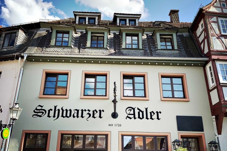 Schwarzer Adler