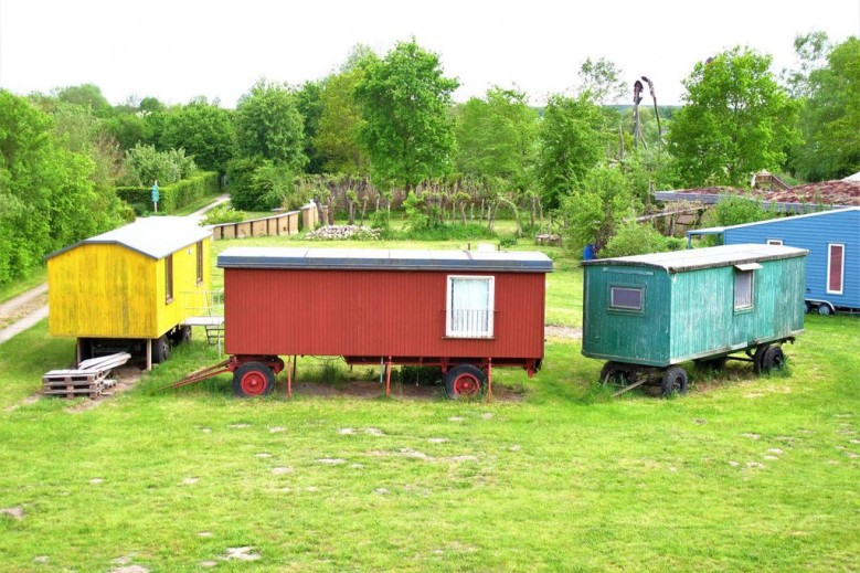 Wohnwagen im Wangeliner Garten mit Sommerküchen -