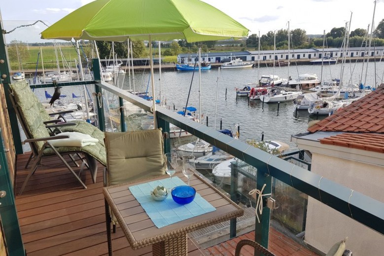 Yachthafenidyll, Einzelbalkon direkt am Wasser, 2